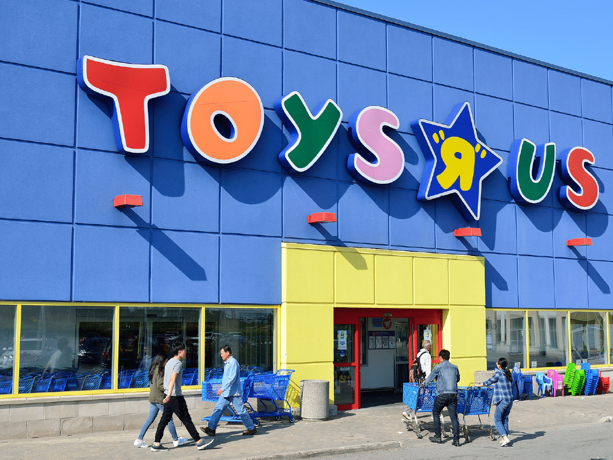 Who is Filling Toys R Us locations Retail Specialists